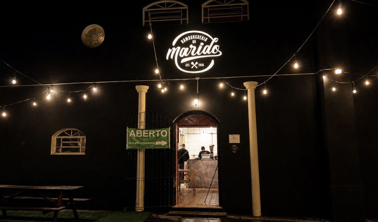 Fachada da Hamburgueria do Marido à noite