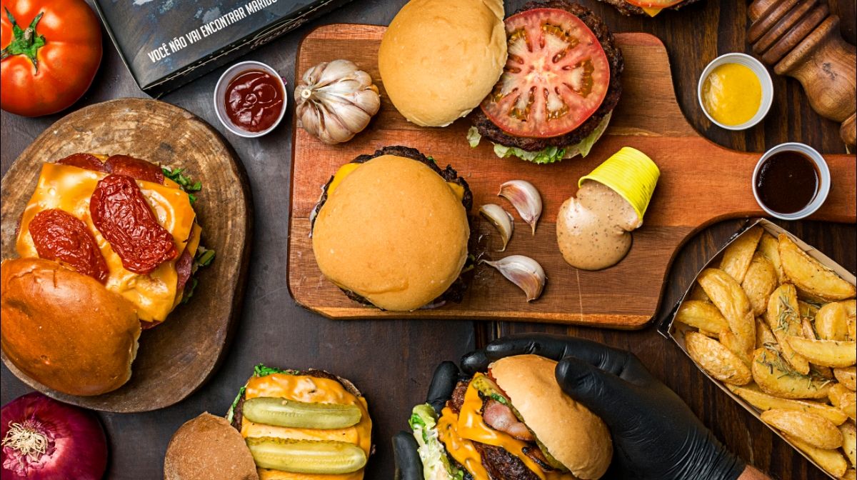 Hambúrgueres, batata rústica e molhos da Hamburgueria do Marido