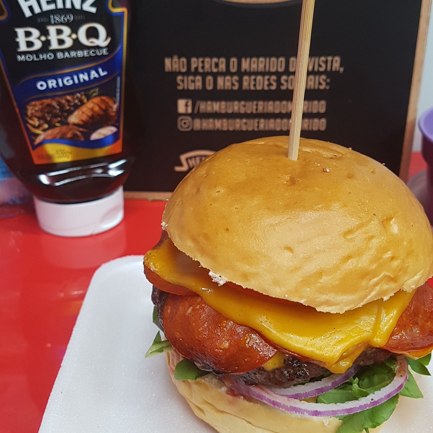 Hambúrguer com cheddar e cebola roxa