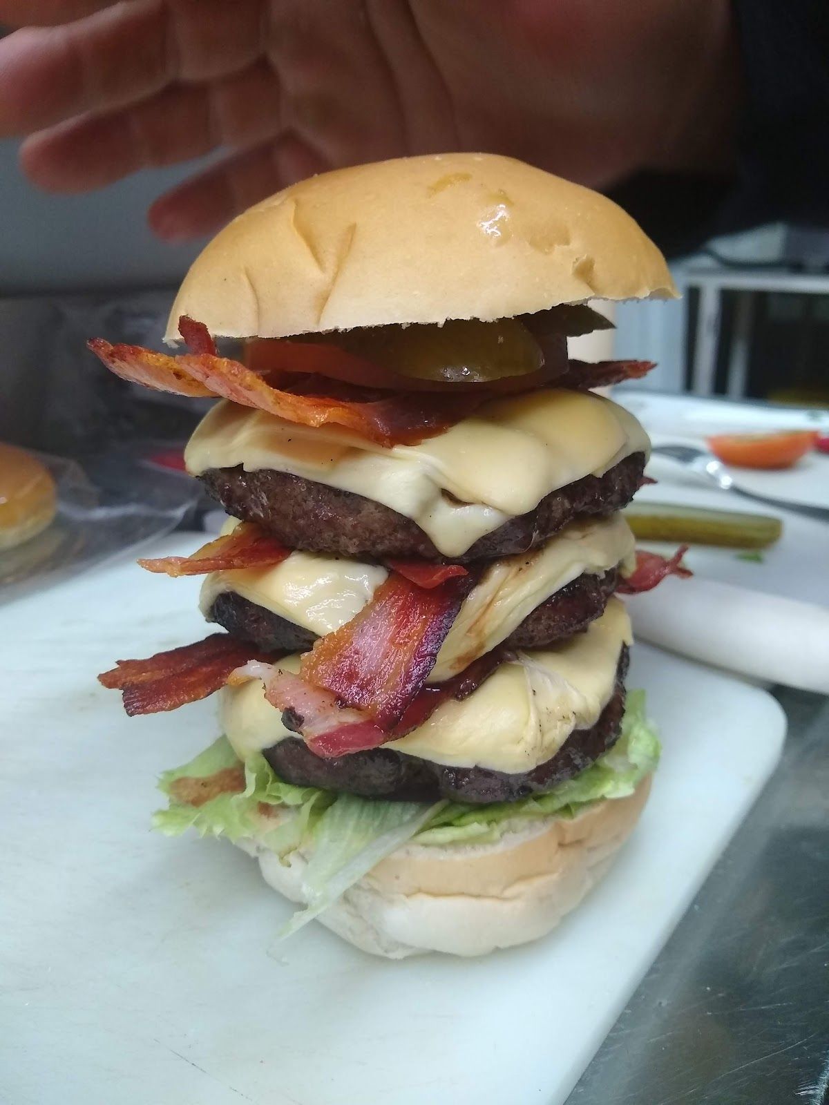 Hambúrguer alto com bacon e queijo