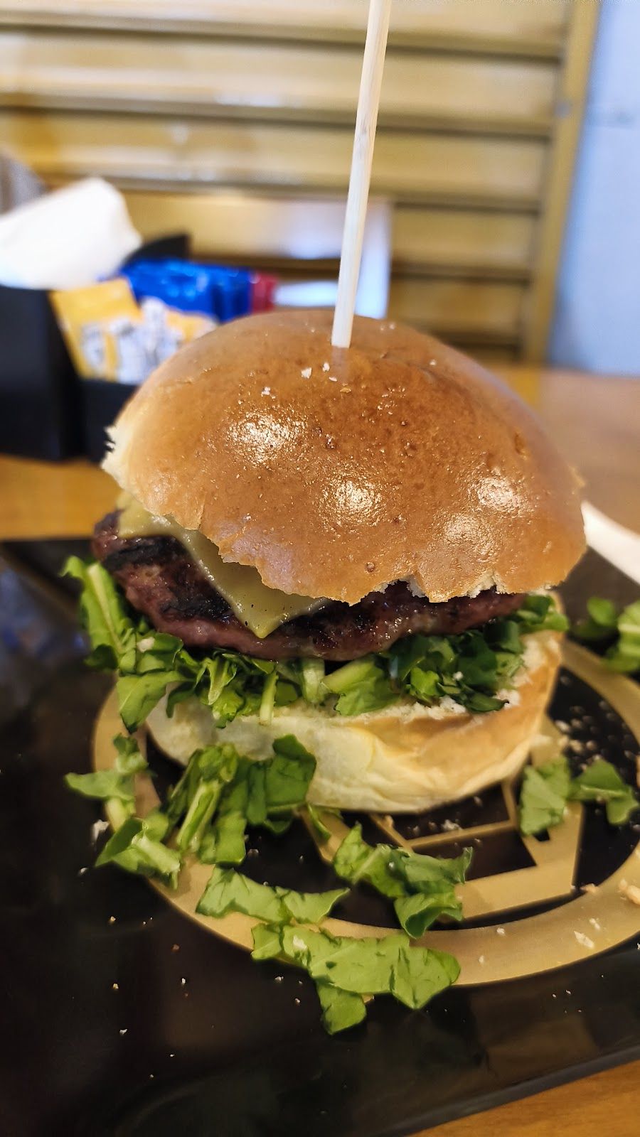 Hambúrguer com rúcula