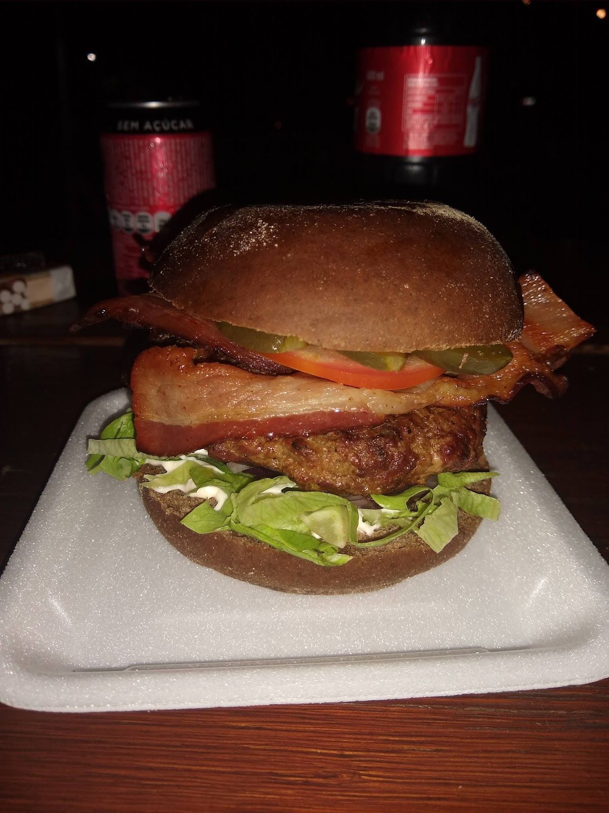 Hambúrguer com bacon e tomate